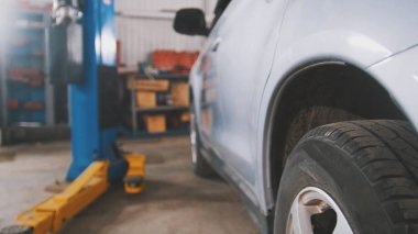 Atölye araba servisi - beyaz araç tamir veya kontrol için