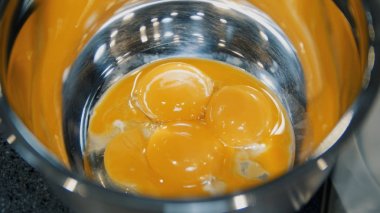 Metal plaka içinde çiğ yumurta vardır