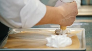 Pişirme Pavlova tatlı beze - pasta tüp yayılmış beze bir fırın tepsisine - makro çekim