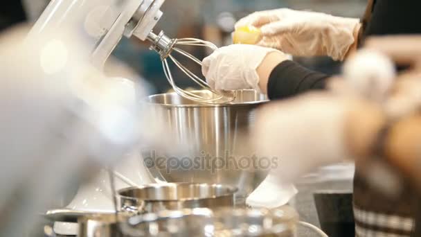 Cuisine - bat Egg près de mélangeur électrique - gâteaux de cuisine — Video