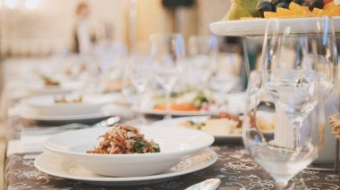 Düğünden önce restoranda yemek catering