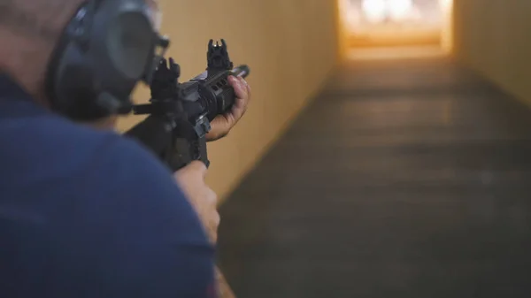 Hombre instructor han disparado con una ametralladora en la galería de tiro — Foto de Stock