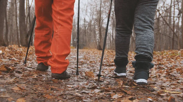 Нордичної ходьби в Осінній Парк - двох старших жінок є навчання відкритий - ноги крупним планом — стокове фото