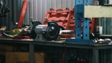 Makinist araba servisi sabitleme ve ayrıntılı otomobil tamiri