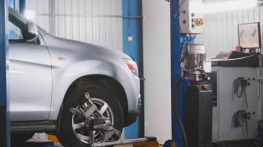 Garaj otomobil servis tekerlek kontrol, yakın çekim