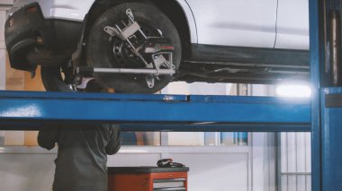 Garaj otomobil servis tekerlek kontrol, yakın çekim