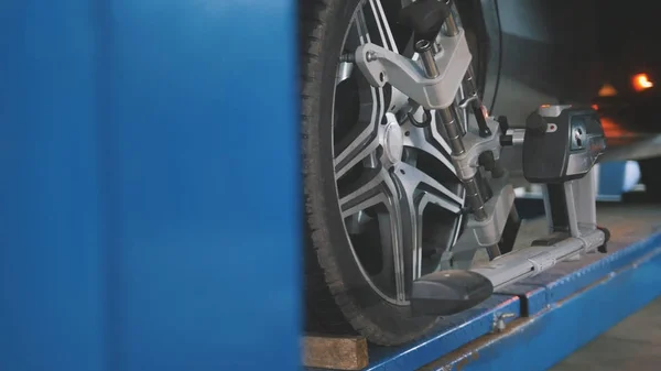 Mechanic is checking the wheel in garage automobile service, close up — Stock Photo, Image