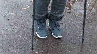 Yetişkin kadın için açık egzersizleri ısınmak - bacaklar yakın çekim