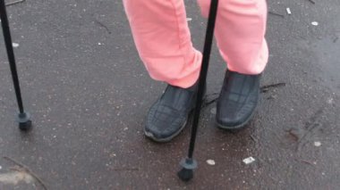 Çalışmaları için yaşlı kadın açık ısınmam - bacaklar yakın çekim