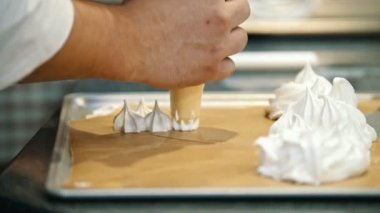 Pişirme Pavlova tatlı beze - pasta tüp yayılmış beze bir fırın tepsisine - makro çekim