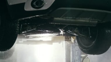 Lüks Suv suds alt altında yıkama su hortumlar tarafından - alt altında yakın çekim