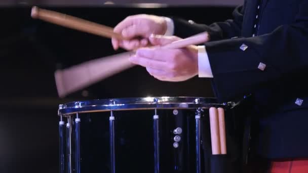 Drum performer speelt drumstick stadium — Stockvideo