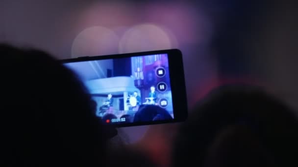 Spettatori al concerto - persone che girano performance su smartphone, musicisti scozzesi — Video Stock