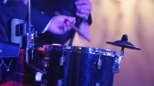 Drum performer toca el muslo en el escenario — Vídeo de stock