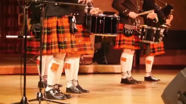 Músicos tradicionales de bandas escocesas cantando con gaitas en el escenario — Vídeos de Stock