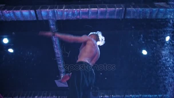 年轻人赤裸上身的杂技演员跳蹦床-慢动作, 底部视图 — 图库视频影像