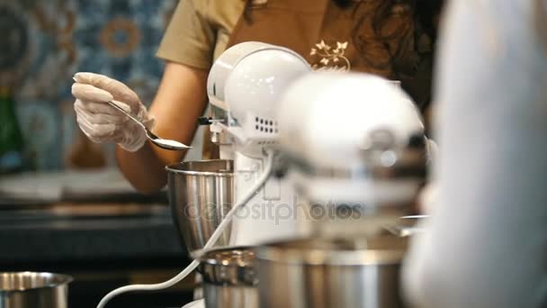 Žena na kuchyně přidává cukr pusinky v mixéru - dort Pavlova — Stock video