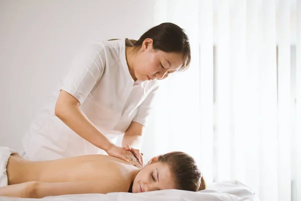 Massagem tibeciana no salão de spa para mulher jovem — Fotografia de Stock
