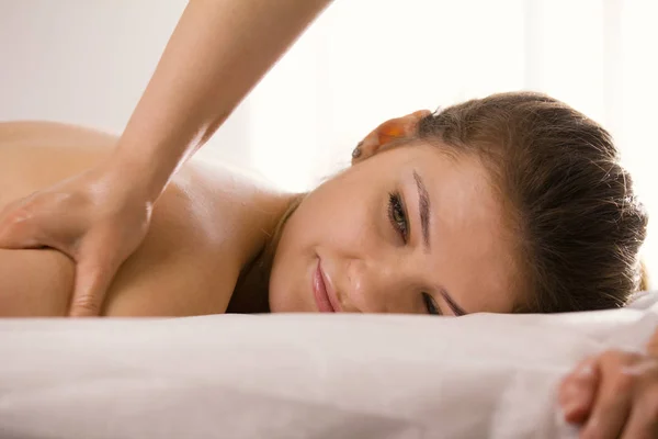 Jovem mulher relaxante no salão de spa - massagem de gergelim de óleo — Fotografia de Stock