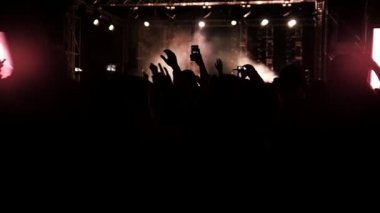 Konser, yavaş hareket ile smartphones vasıl rep genç ayakkabı elleriyle rock