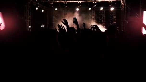 Les jeunes chaussent les mains avec des smartphones lors du concert rep rock, slow-motion — Video