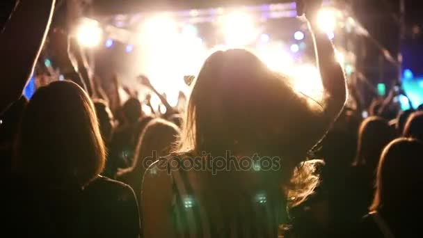 Молодые люди танцуют на концерте рэп-рока, замедленной съемки — стоковое видео