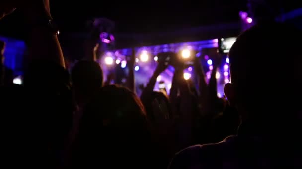De menigte van schaduwen mensen dansen op het concert — Stockvideo