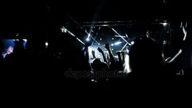 Kalabalık seyirci oditoryum bir rock konserinde ağır çekim