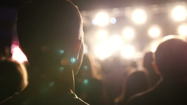 Man luistert de rockconcert in stadion — Stockvideo