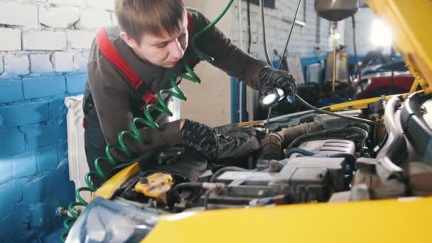 Detalle de destornilladores mecánicos del coche en la capucha - reparación de servicio de automóvil, primer plano — Vídeo de stock