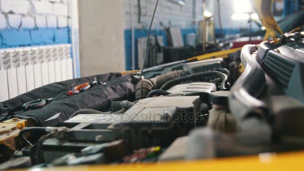 Geopende motorkap van de auto - voertuig repareren in de garage werkplaats — Stockvideo