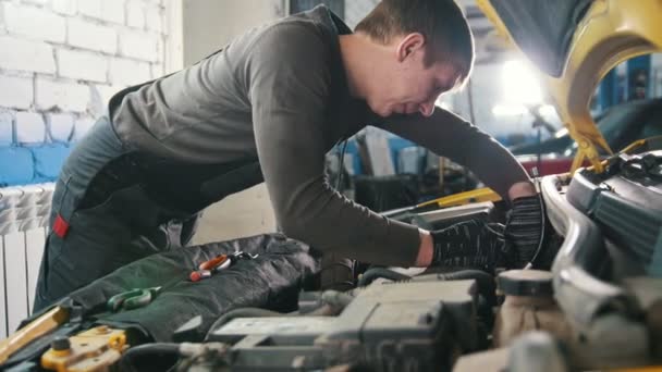 Mekaniker i bil reparation service - diagnostik i motorrummet — Stockvideo