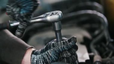 Araba detayını araba oto Servisi çalışma - mekanik unscrews