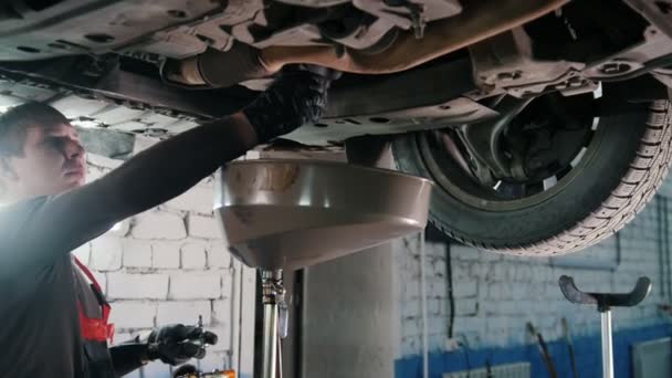 Mechanika cserélje a gép olaj alatt az autó — Stock videók