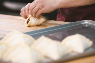 Çiğ et pasta bir tepsi