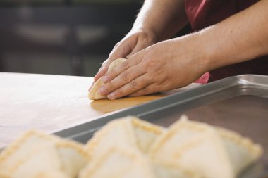 El tarafından yapılan çiğ et pasta