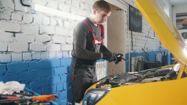 Mecánico en el servicio de automóviles - reparación en el compartimento del motor — Vídeos de Stock