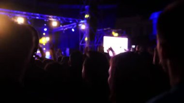 Seyirci konserde - bulanık