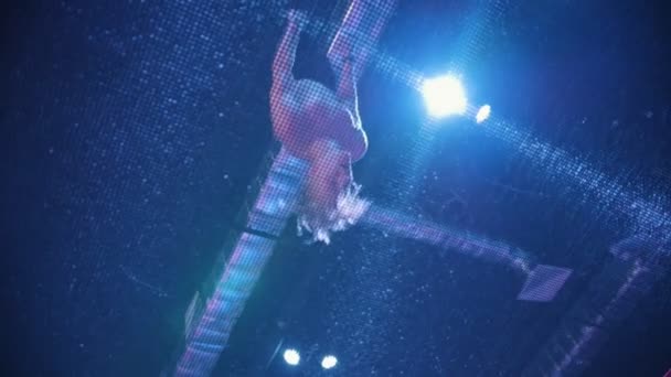 Jeune acrobate homme musclé sautant sur le trampoline - ralenti, vue du bas — Video