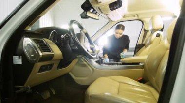 Genç kadın lüks Suv için araba koltuk Temizleme