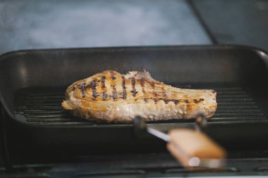 Pişmiş et ızgara restoranda