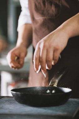 Aşçı baharat ve soğan yemek için ekler