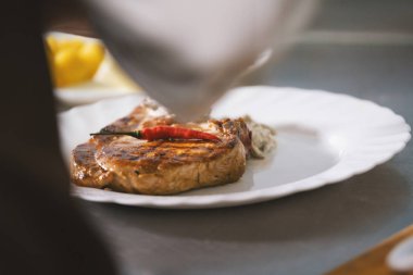 Şef et plaka üzerinde hizmet vermektedir