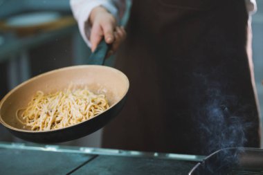 Sos ile spagetti pişirme süreci