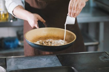 Şef sos etin içine dökme