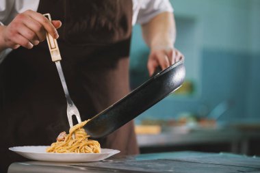 Chef Restaurante içinde plaka spagetti Carbonara hizmet vermektedir