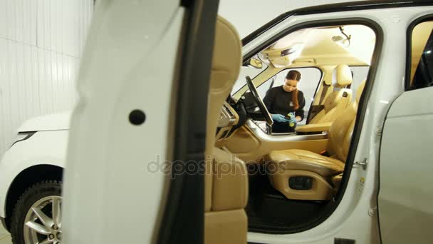 Mujer en guantes azules está limpiando el interior del coche para SUV de lujo — Vídeos de Stock