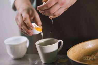 Cook beyaz sonra kase sarısı ayırır