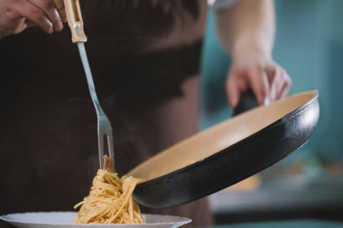 Chef Restaurante plaka üzerinde spagetti servis