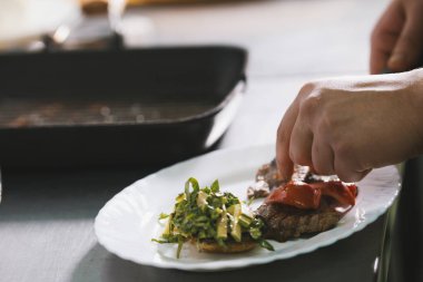 Şef biftek plaka restoran olarak hizmet vermektedir